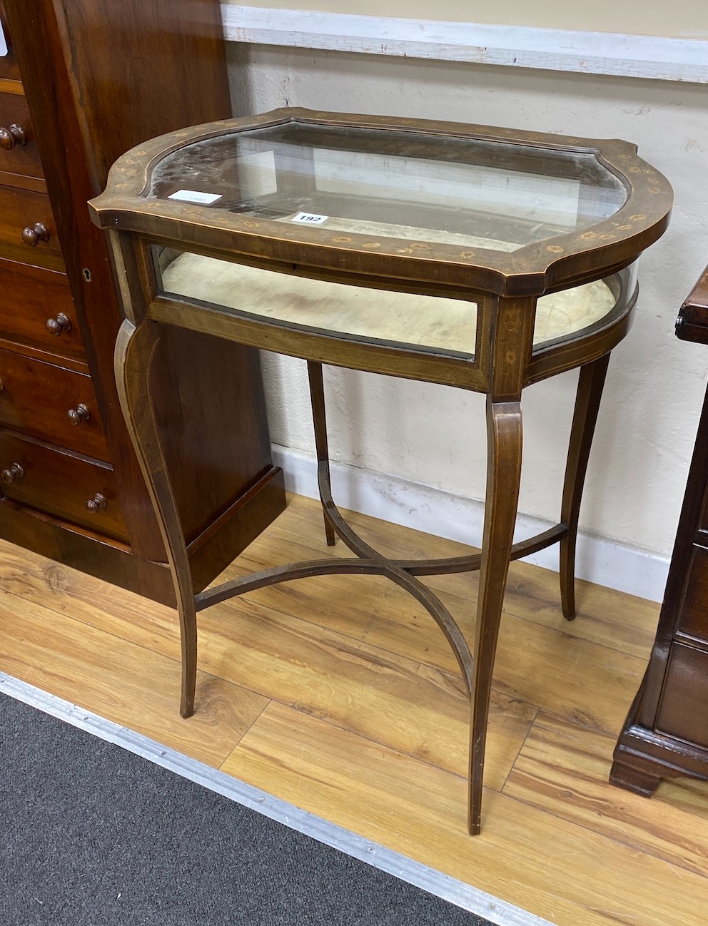 An Edwardian marquetry inlaid faded mahogany bijouterie table, width 81cm, depth 41cm, height 78cm